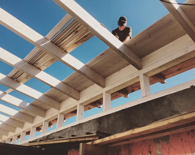 Estructura de madera laminada en obra, construcción sustentable